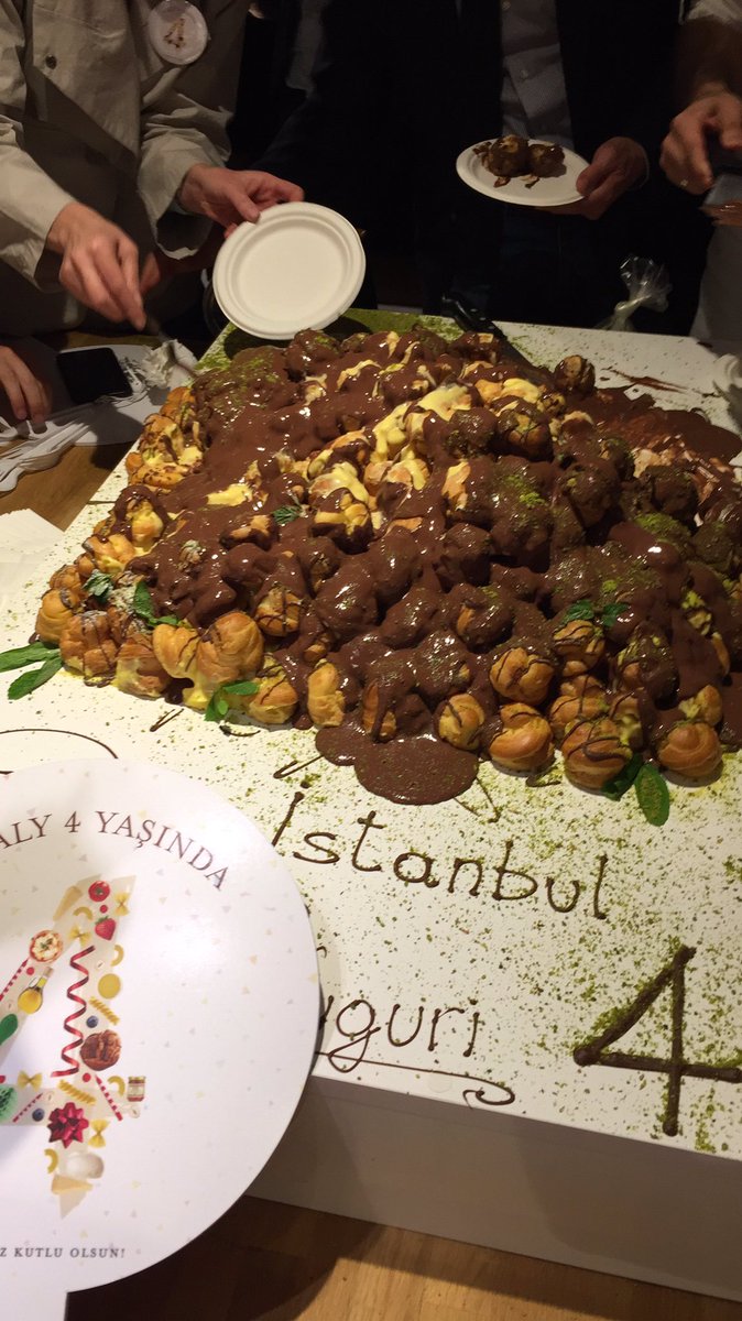 İyi ki doğdun  #eataly bugün 4 yaşında 🎉🎊 profiterol lü pastaya bayıldım 😋<a href="/EatalyIT/">Eataly</a>