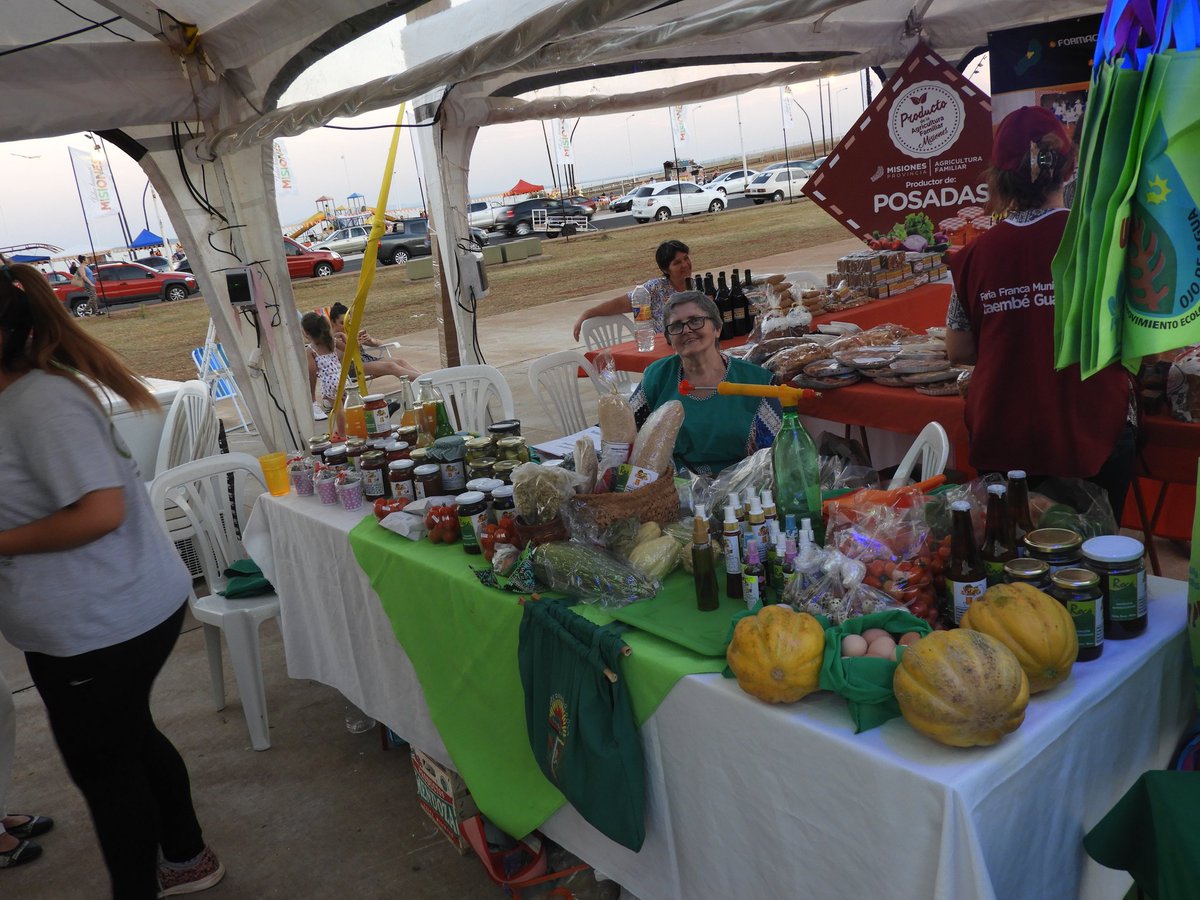 SubComrcializan's tweet photo. #Ahora #TODOSTENEMOSMISIONES productores agroecológicos de #RocaVerde comercializando sus productos. #EstarCerca #SoberaníaAlimentaria https://t.co/o5cuUjvh4f