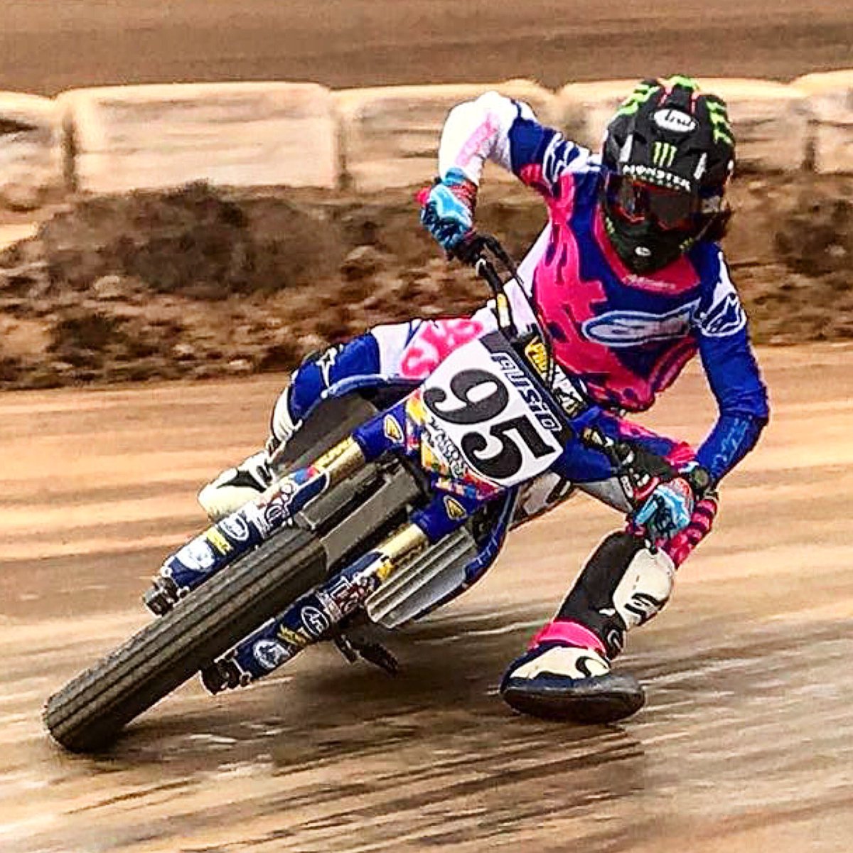 AraiAmericas's tweet image. Congratulations to #Arai rider @jdbeach95 on his @superprestigio_dtx win!! #araiamericas #arai #theconsistentpursuitofgainsinprotection #flattrack #spain #USA #motorcycleracing #motorcycle