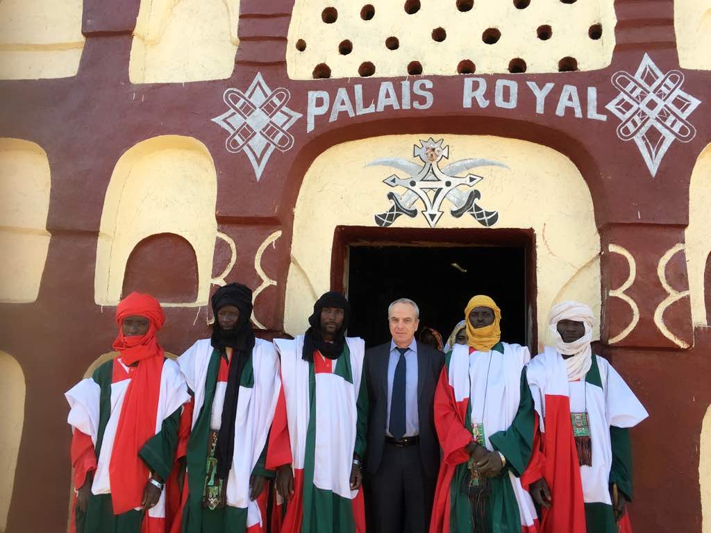 inoussa_arima's tweet photo. Dominique Aubert a honoré de sa présence la cérémonie du 10ème anniversaire de trône de l'honorable chef de canton de Tahoua. https://t.co/68JWgkcXyx
