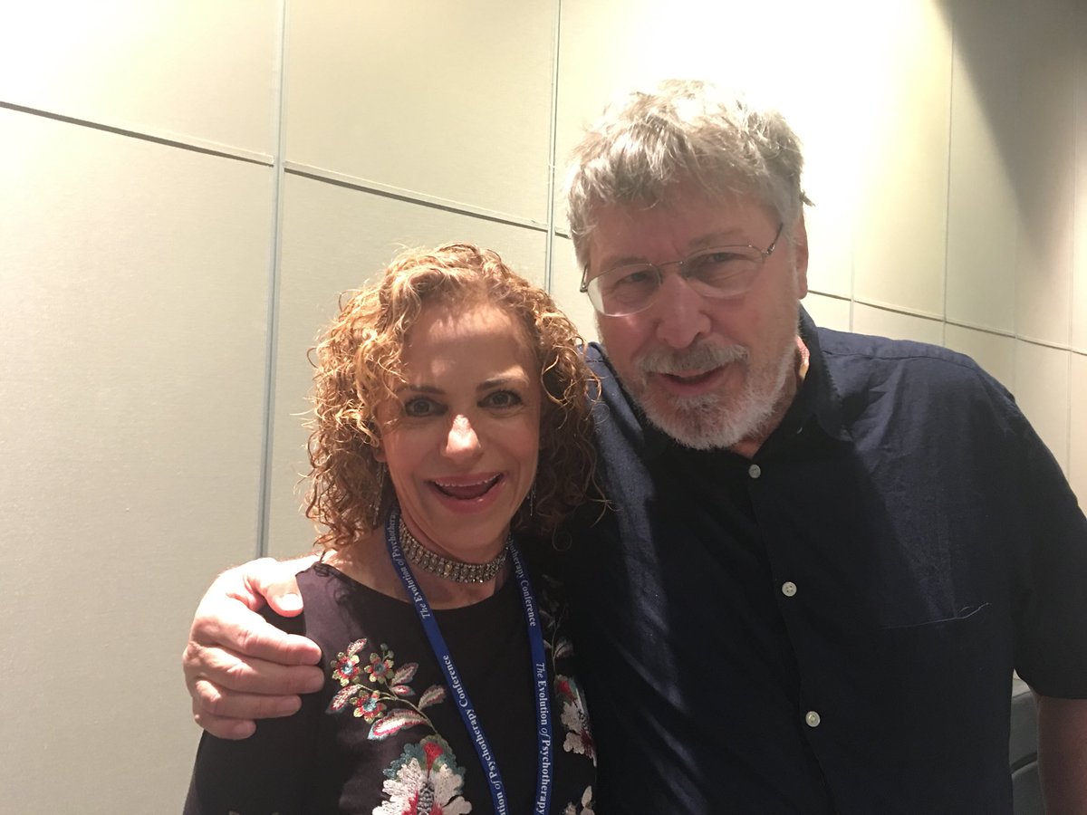 shulamitgraber's tweet photo. Bessel Van Der Kolk, crecimiento Postraumático en vez de Estrés Postraumático #EvolutionofPsychotherapy https://t.co/02bzBpaHdG