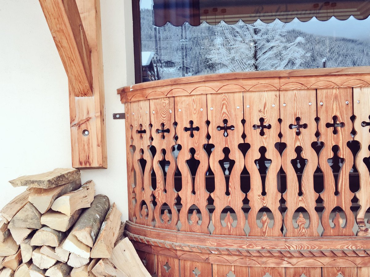 Pure_Wander's tweet photo. Love the details on French ski chalets! #Mytgski https://t.co/Mk5J1Wmski