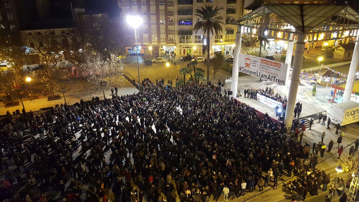 donemllumaltren's tweet image. Impressionant la resposta de les comarques de la Safor i la Marina Alta a la convocatòria. Esta vesprada el clam #DonemLLumAlTren s'ha sentit ben fort. El clam de dues comarques reivindicant el que és un dret de la ciutadania. Seguim!
