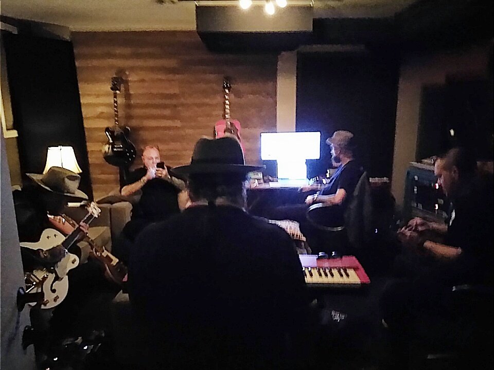 iammichaelrix's tweet photo. 🙏 #TerryDillard & #Greg Lucid @TheOakHollow #singwriterscamp @IamJimJonsin! Wow created killer songs. Great recording banjo w/ @PeterKeys of #LynyrdSkynyrd @bonesowens of #YelaWolf @marquisrachad @alexanderking
#fromculttocountry #asthma #medicalneglect #survivor https://t.co/fZkqkMP2d9