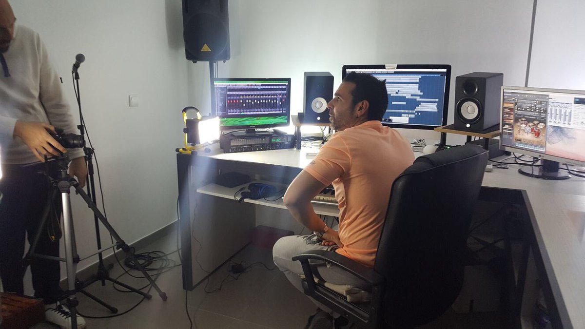 Fam, ya ha comenzado el rodaje para mi videoblog. 
En breve saldrá el primero, la sección “DESMONTANDO MIS BEATS”. 
Para comenzar, os mostraré pista por pista mis Beats en la Mixtape que hice junto a <a href="/nachoficial/">Ignacio Fornés Olmo</a> 
“Cazadores de Instantes”
Os mantendré al tanto!!