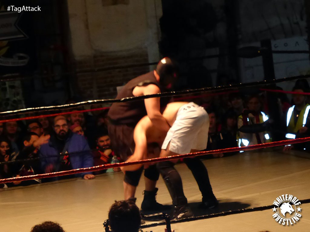 La_tripleW's tweet photo. Yunke coronó la montaña de Montcada y se llevó la victoria ante @adrianwrest en #TagAttack en un auténtico duelo de pesos pesados https://t.co/tJPwxzynKW