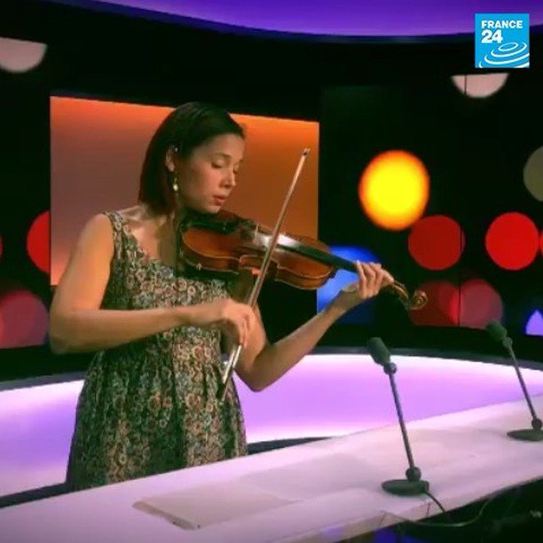 France24_en's tweet photo. #MUSIC π΅ Amazing live of @rhiannongiddens on @encoref24 π» πΌ β #Violin #Art #artist #musician #instrument #RhiannonGiddens #EncoreF24 https://t.co/Hn9lCvOwmx https://t.co/uA32jxH99j