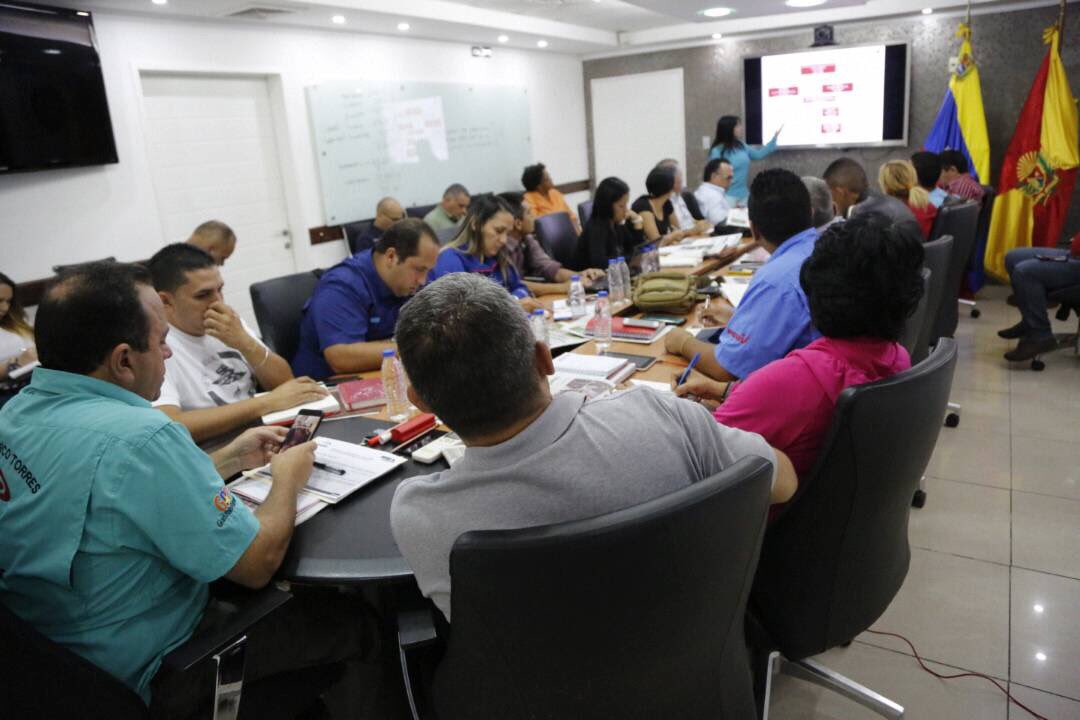 RMarcoTorres's tweet photo. #16Dic sostuvimos reunión de trabajo con los alcaldes y alcaldesas bolivarianos de #AraguaPotencia para evaluar acciones sobre el manejo de desechos en los municipios #EnVenezuelaGanaElDiálogo https://t.co/lSdXXeBmOe