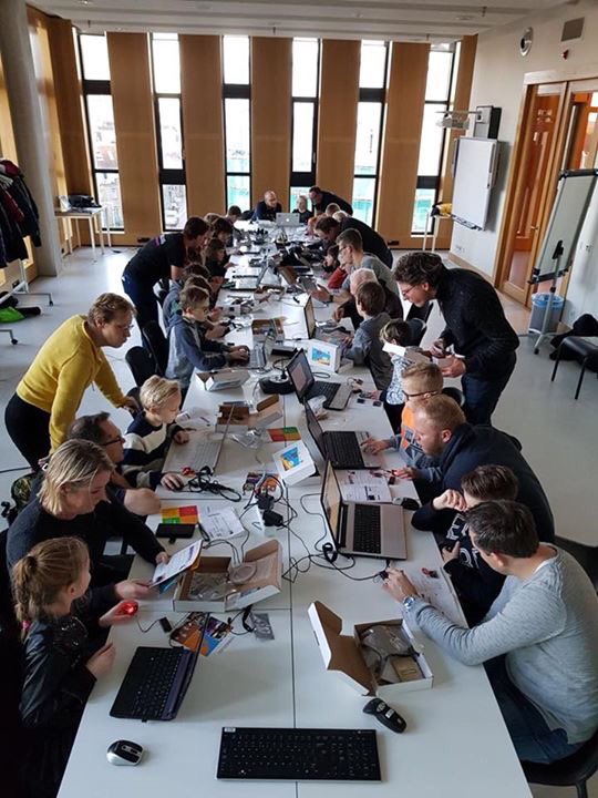 thijslend's tweet image. Prachtige foto van @CoderDojo026 vandaag in @RozetArnhem #arnhem #programmeren - enorm leuk - #microbit