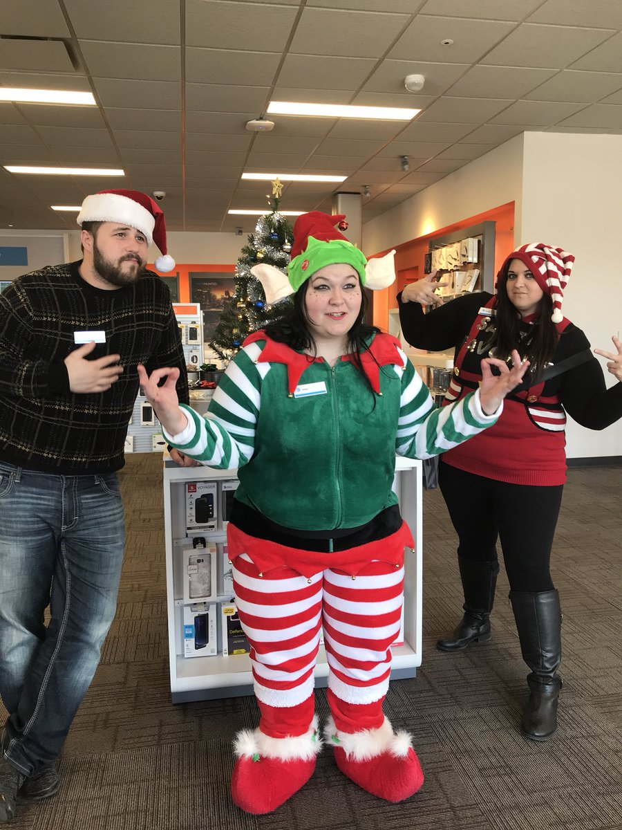 AmbitiousTrav1's tweet photo. Photo shoot with the elves after locking in some premo #ElfedUp #OHsnapthatsugly @alysonwoodard @judy_cavalieri @THILL0810 https://t.co/YCJQp11Ba3