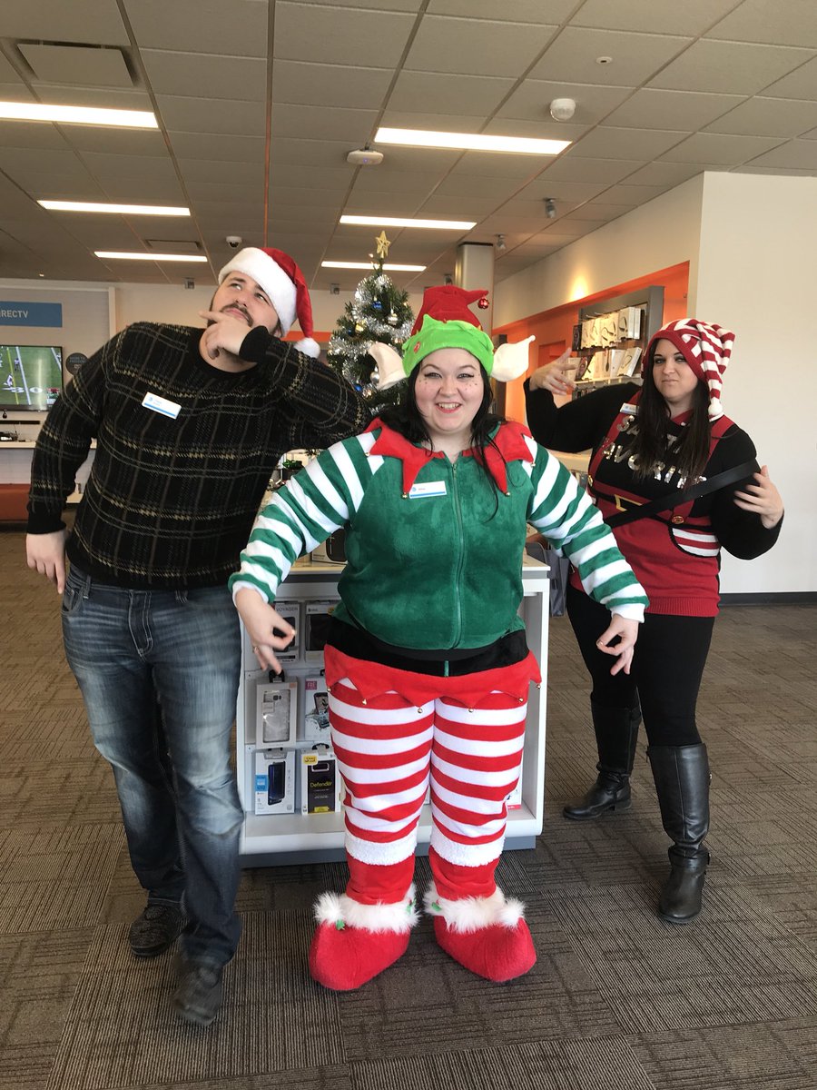 AmbitiousTrav1's tweet photo. Photo shoot with the elves after locking in some premo #ElfedUp #OHsnapthatsugly @alysonwoodard @judy_cavalieri @THILL0810 https://t.co/YCJQp11Ba3