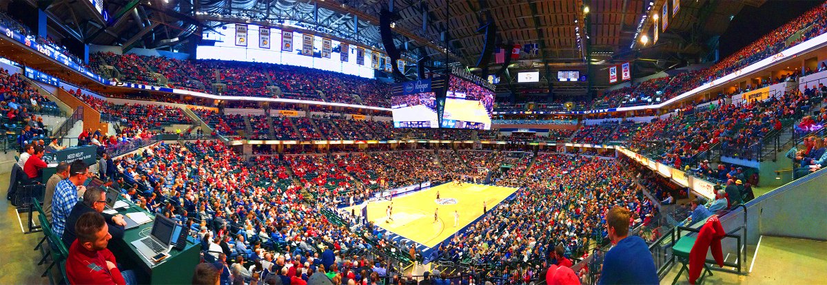 MarchMadnessMBB's tweet photo. In 49 states, it's just basketball. But this is Indiana. #CrossroadsClassic https://t.co/NT2naUGz31