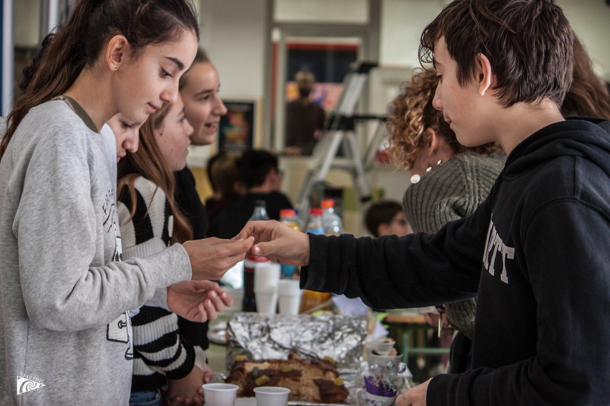 teresaballgom's tweet photo. Los alumnos de primero de ESO @iessablancadona exponen sus trabajos sobre #refugiados en una jornada de puertas abiertas y venden comida y rifa .360 euros recaudados para la ONG SOS refugiados #blancadonapelsrefugiats https://t.co/KT0NnHLvsz