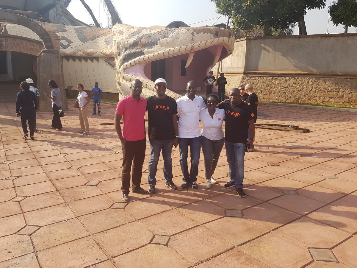EvelyneEnguelle's tweet photo. #team building #orange Cameroun. Visite du musée de Foumban à l'Ouest du Cameroun. #Codir OCM😎😎😎 https://t.co/v1dF5EttX0