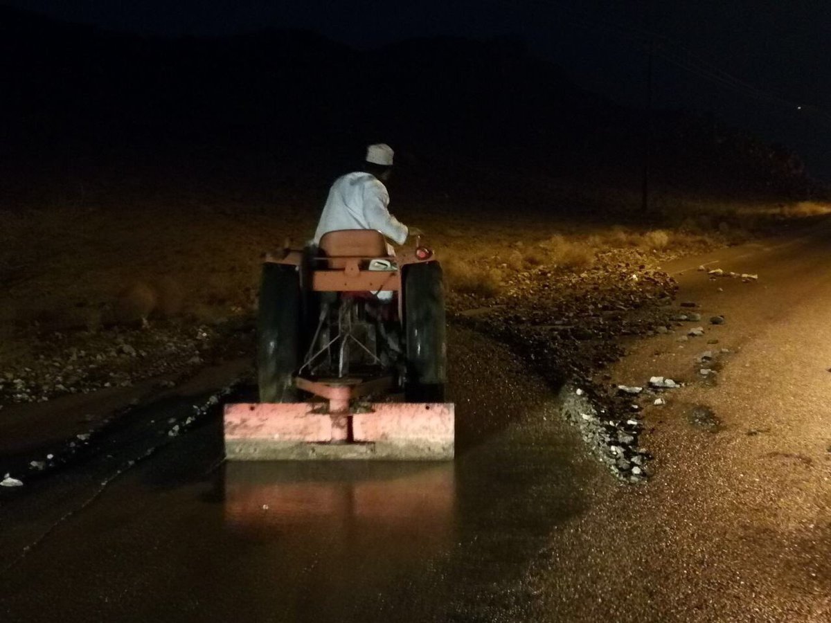 صور معبّرة لأحد المواطنين وهو يقوم بإزالة الحجارة والأتربة عن الشارع بولاية #إبراء بعد تأثر الولاية بالحالة الجوية.
هكذا هم أبناء عُمان🇴🇲 بارك الله فيه ولكل مواطن يسعى لخدمة الوطن والمجتمع