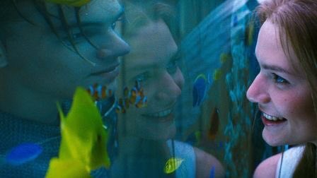 تويتر Little Hollywood على تويتر されど僕の青春はレオナルド ディカプリオ クレア デインズ版 ロミオ ジュリエット 仮装パーティー 天使の羽根 水槽越しの微笑み タバコをくわえるディカプリオ ベッドでじゃれあうふたり 涙を流すクレア アロハシャツ