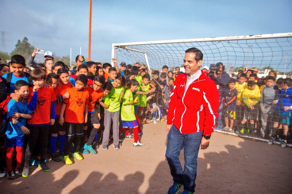 MaloroAcosta's tweet photo. Fue un gusto acompañar a los participantes del 1er. Torneo de Fútbol⚽ Escolar Navideño 2017 de @SECSonora, y ser testigos de la enorme pasión que tienen por hacer deporte ¡Mucha suerte y felicidades por toda su dedicación! @ElPatoDeLucas https://t.co/DlDB80g5C6