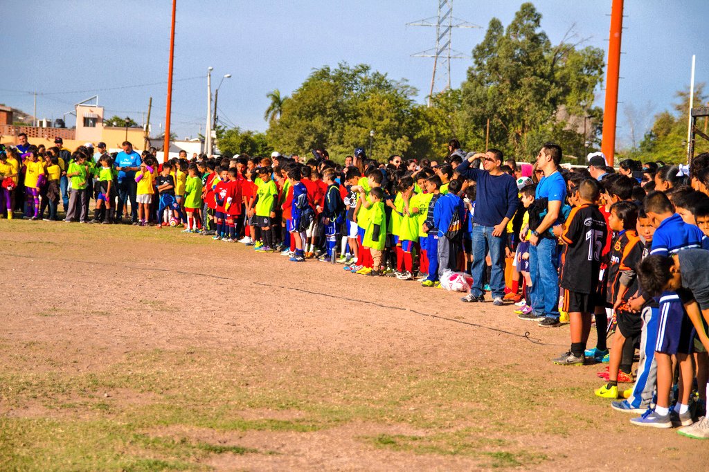 MaloroAcosta's tweet photo. Fue un gusto acompañar a los participantes del 1er. Torneo de Fútbol⚽ Escolar Navideño 2017 de @SECSonora, y ser testigos de la enorme pasión que tienen por hacer deporte ¡Mucha suerte y felicidades por toda su dedicación! @ElPatoDeLucas https://t.co/DlDB80g5C6