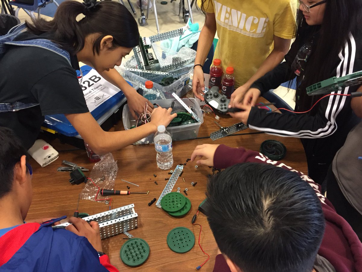 kcgmsstem's tweet photo. Guinn’s Mechanical Titans competing at the VEX robotics competition. ‘Bot’ on Titans! https://t.co/xaX94XVg8O