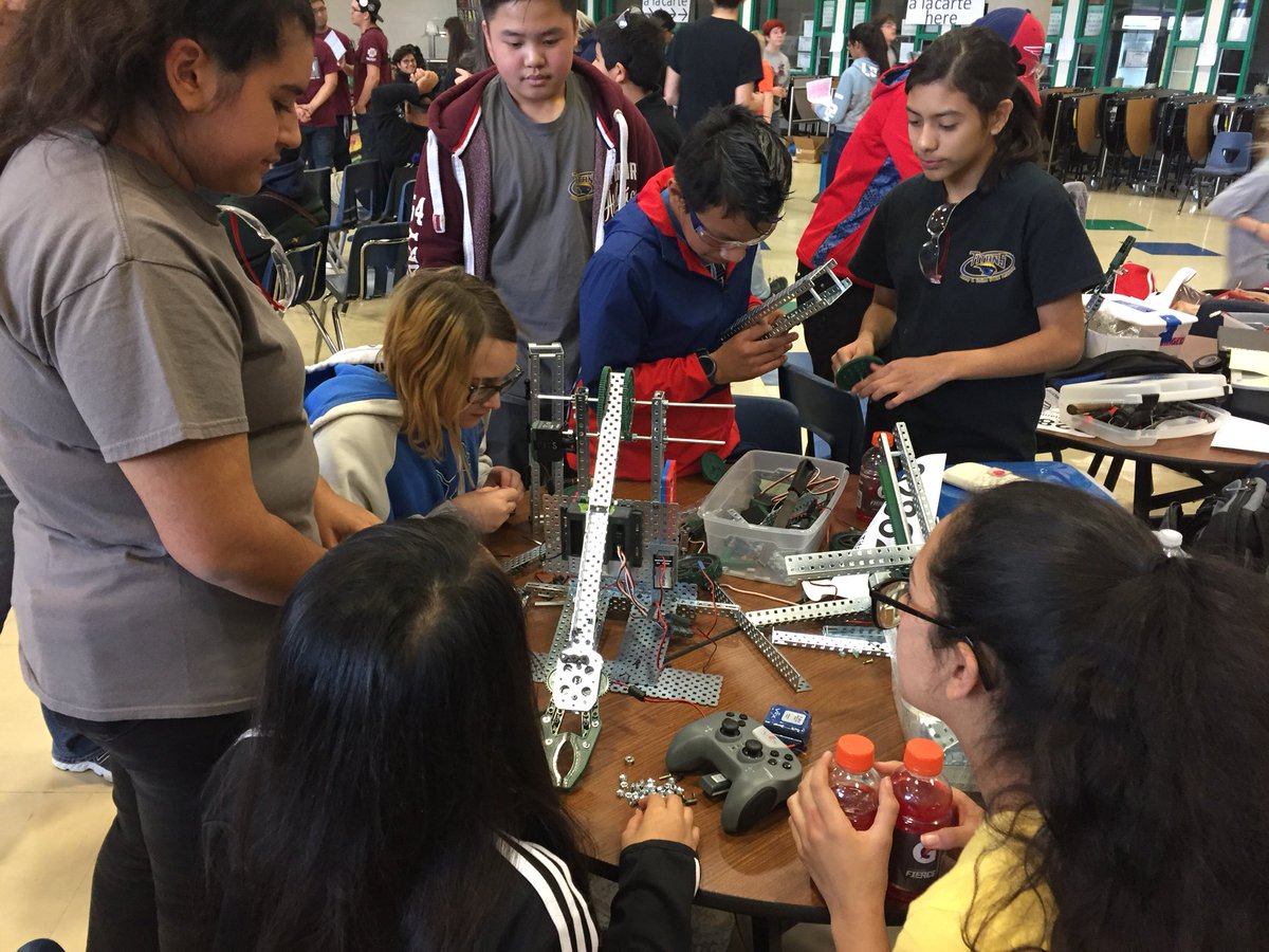 kcgmsstem's tweet photo. Guinn’s Mechanical Titans competing at the VEX robotics competition. ‘Bot’ on Titans! https://t.co/xaX94XVg8O