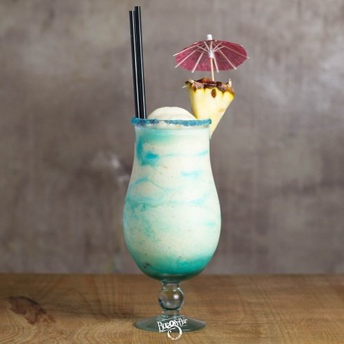 ¡Saca tu sombrilla que nos vamos a la playa! Con los sabores de la piña y el helado de coco con leche condensada, ron dorado y ron de coco!