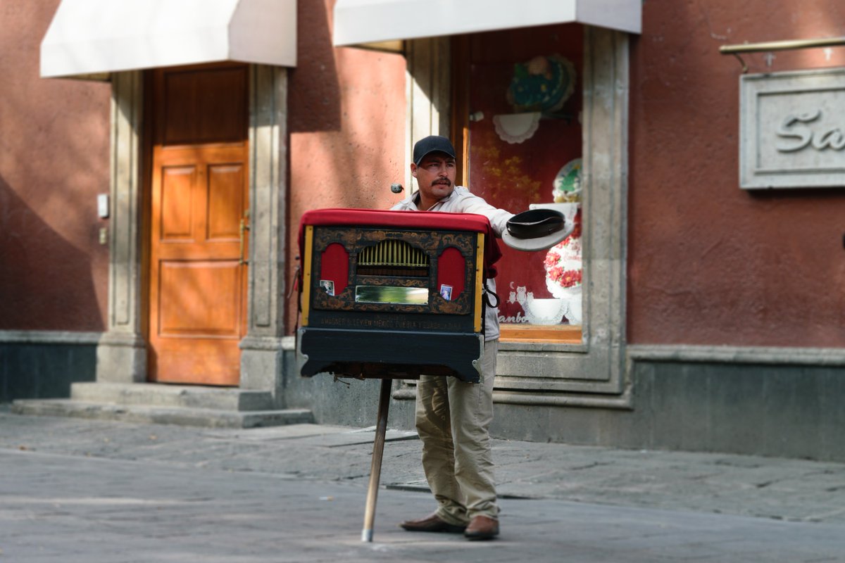 Diegodelapaz10's tweet photo. Personajes CDMX | "El organillero" | #CDMX #coyoacan https://t.co/PGwgkzy1a0
