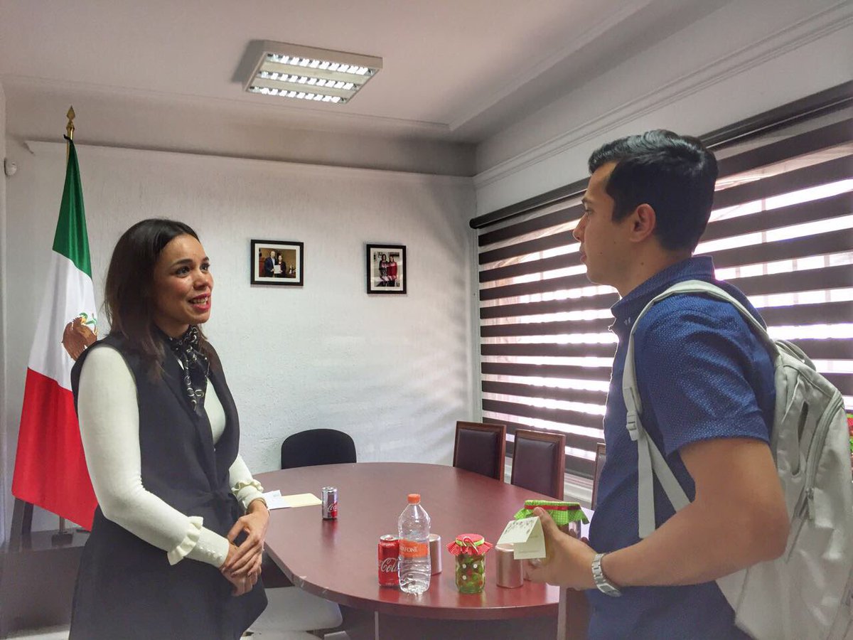 AracelyTirado_'s tweet photo. Muy contenta de platicar con Alondra, Karla y Leonardo estudiantes del 5to. Semestre de la Licenciatura en Mercadotecnia de la Universidad Autonoma de Sinaloa para dar a conocer las actividades y servicios de #ISMujeres #GobiernodeSinaloa https://t.co/AIIMUwpWzK