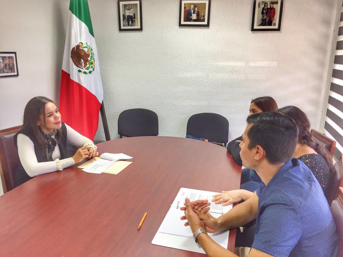 AracelyTirado_'s tweet photo. Muy contenta de platicar con Alondra, Karla y Leonardo estudiantes del 5to. Semestre de la Licenciatura en Mercadotecnia de la Universidad Autonoma de Sinaloa para dar a conocer las actividades y servicios de #ISMujeres #GobiernodeSinaloa https://t.co/AIIMUwpWzK