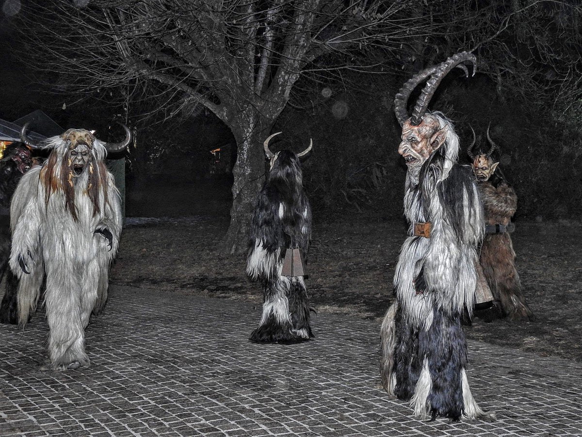 ViandantiMagici's tweet photo. Nuovo post che racconta di una magnifica giornata trascorsa ai #mercatini di #LevicoTerme e di uno spettacolo straordinario: l'arrivo dei Krampus! Conoscete la storia di questi diabolici personaggi del #Natale?
https://t.co/o5C85eXCQn https://t.co/lFcqQORwFF