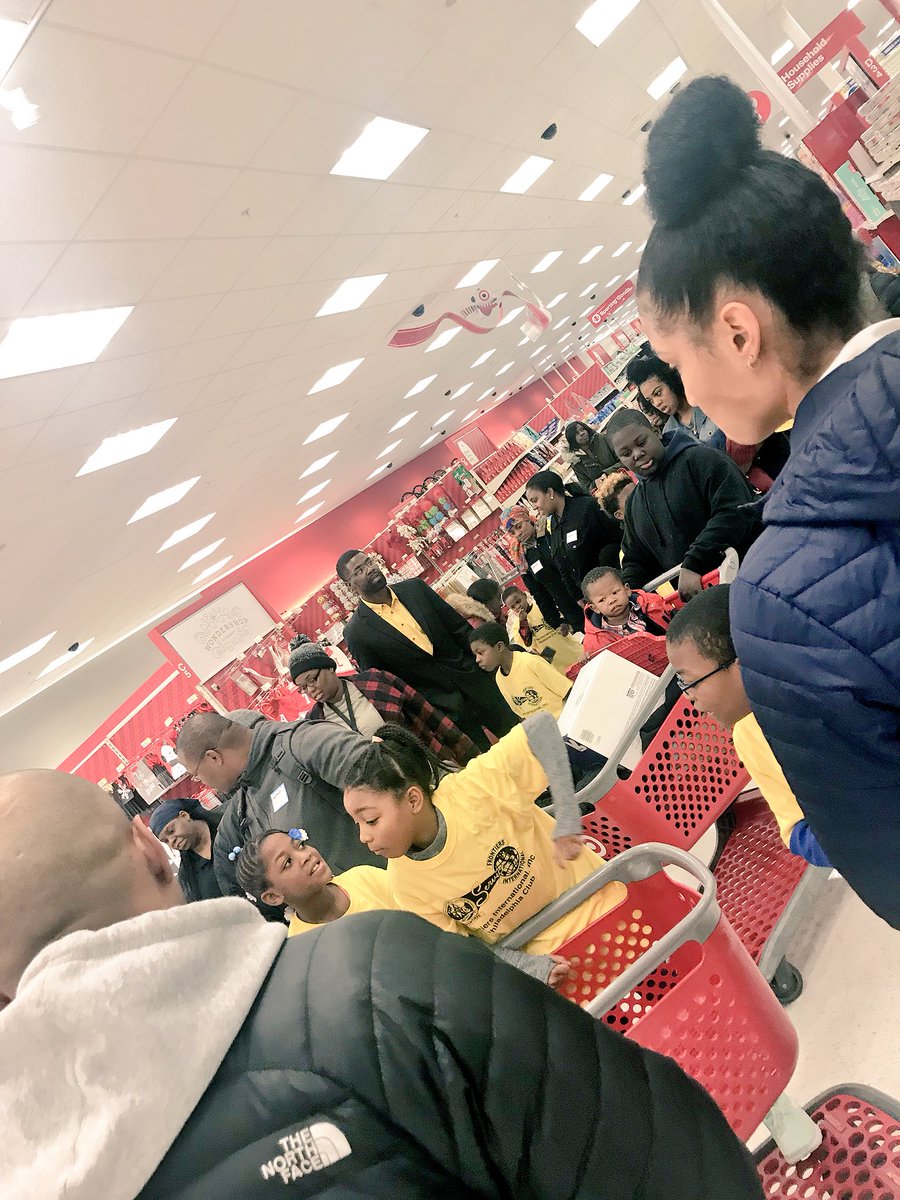 Erinnn1229's tweet photo. PhillyWest teams up with the Philadelphia Frontiers & Lasalle University Basketball Team to help the children in our community prepare for the Holliday Season!! #2124 #workwhereyou❤️ https://t.co/VuHhnocdBG