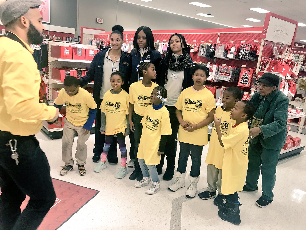 Erinnn1229's tweet photo. PhillyWest teams up with the Philadelphia Frontiers & Lasalle University Basketball Team to help the children in our community prepare for the Holliday Season!! #2124 #workwhereyou❤️ https://t.co/VuHhnocdBG