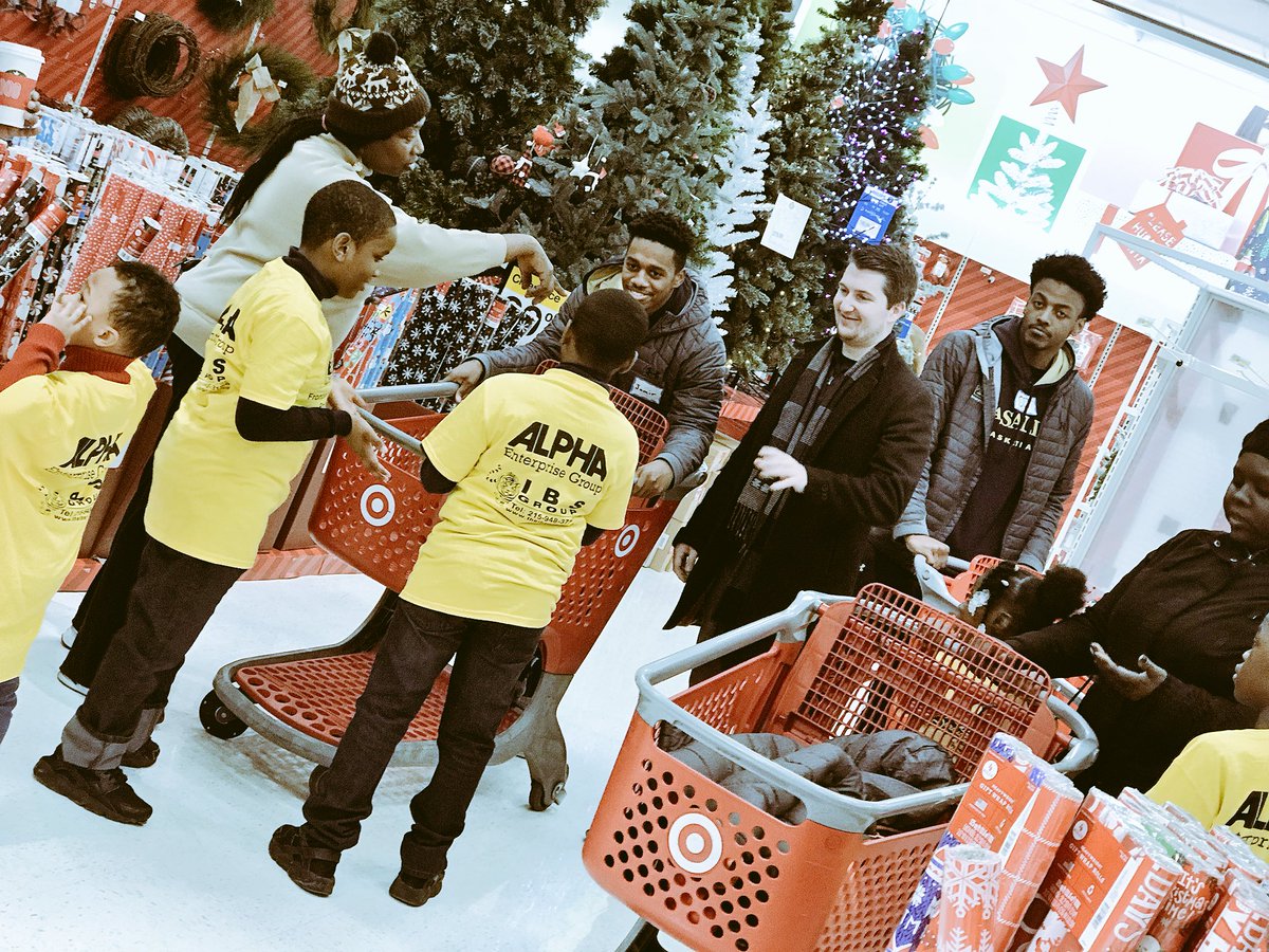 Erinnn1229's tweet photo. PhillyWest teams up with the Philadelphia Frontiers & Lasalle University Basketball Team to help the children in our community prepare for the Holliday Season!! #2124 #workwhereyou❤️ https://t.co/VuHhnocdBG