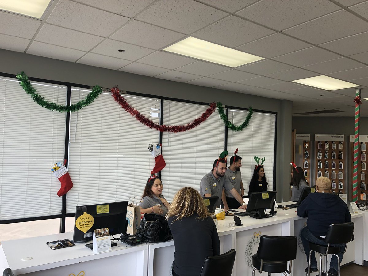 Have you been wanting to take your kids to see with Santa? Today’s the perfect day, Santa will be at our Grossmont Location from 12-2PM. 5500 Grossmont center drive ste 271 LA Mesa, CA 91942 <a href="/DannyIsho/">Danny Isho</a> @BernardArabo #FreePictures #Sprint #DontMissOut