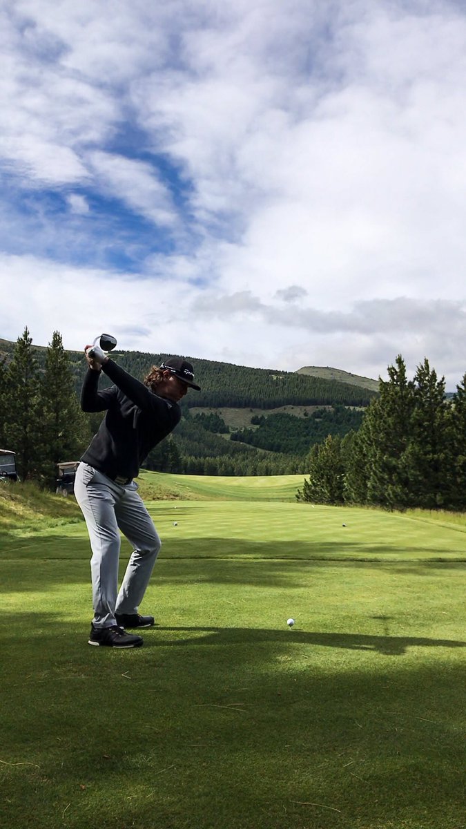 eldesafioresort's tweet photo. Un gran swing para un gran hoyo 1. Así arranca El Desafío// A great swing for a great opening hole. El Desafio starts here. https://t.co/up7I9Kg0ez