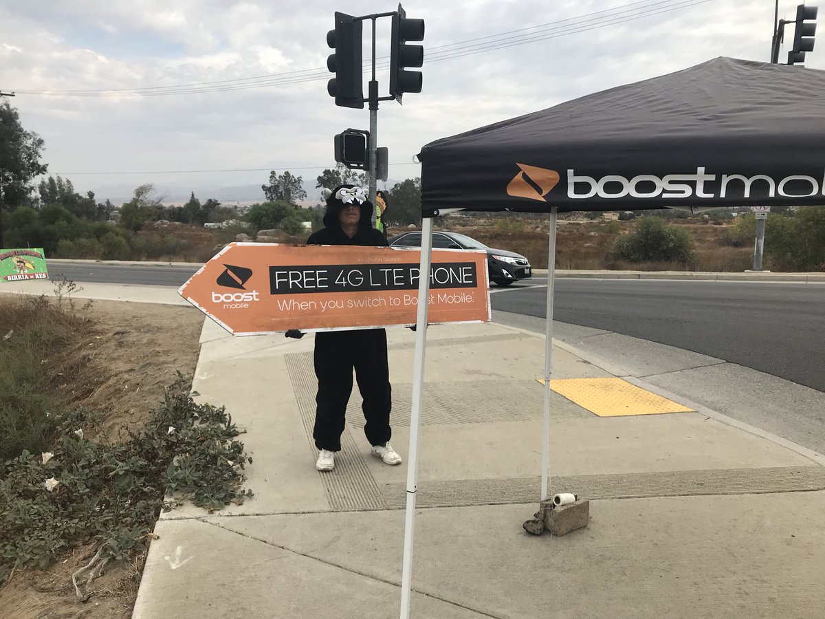 TimJamaal's tweet photo. Mundo Cellular already out promoting our great holiday offers! #Boostbogo @prailpcs https://t.co/RfCgungRNi