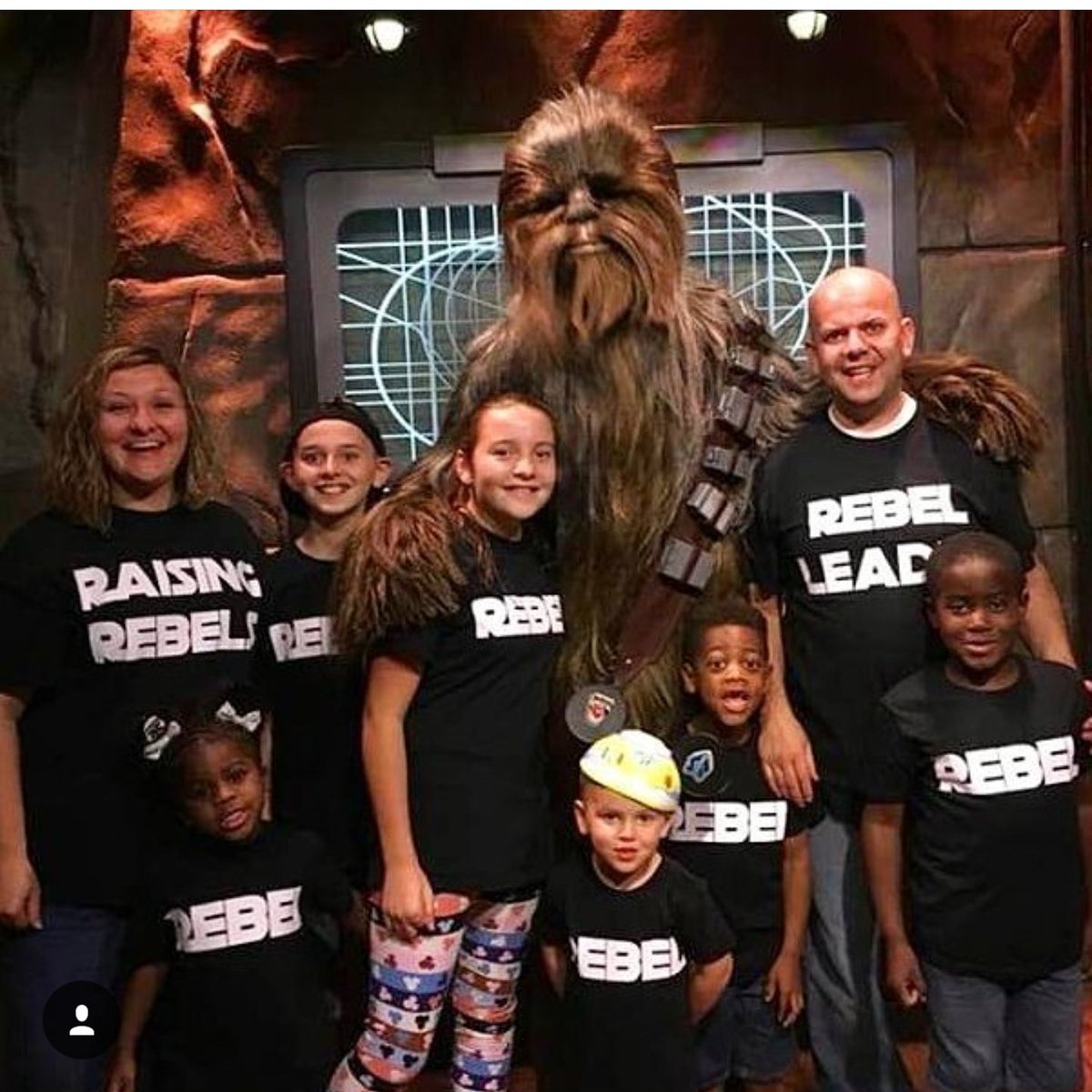 fairyguidemom's tweet photo. Big families might think a Disneyland trip is impossible but with The Fairy Guide Mother's help anything is possible! #disneyland #disneykids #bigfamilies #family #love  #vacationmadeeasy #disneymoms #thelastjedi #starwars #disneylandhack #disneylandhelp https://t.co/cSlzn7jWMD