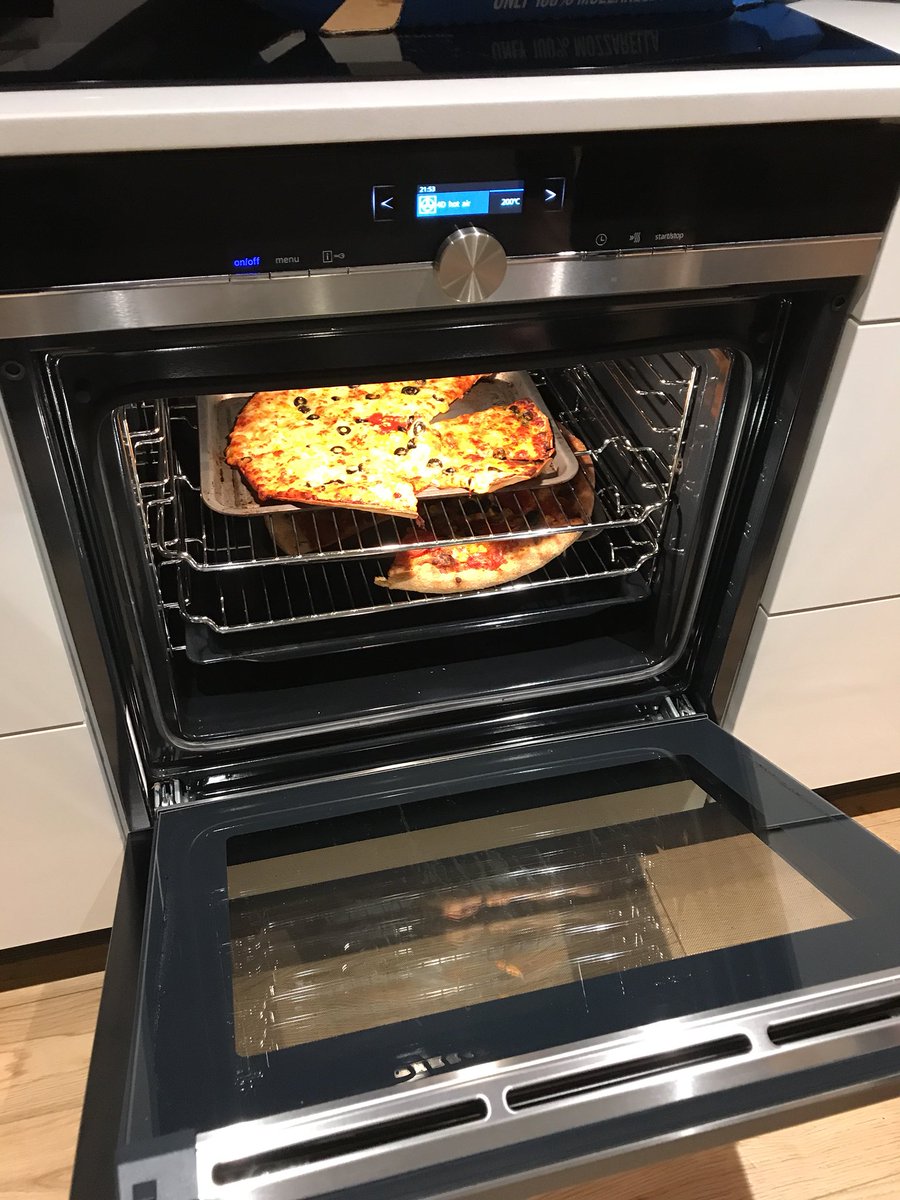 nconnuk81's tweet photo. Appalled @dominos @Dominos_UK that your borehamwood just bought us two cold pizzas and are refusing to give our money back. Cooking in my oven #whyordertakeaway #badcustomerservice https://t.co/5mO9TugchV