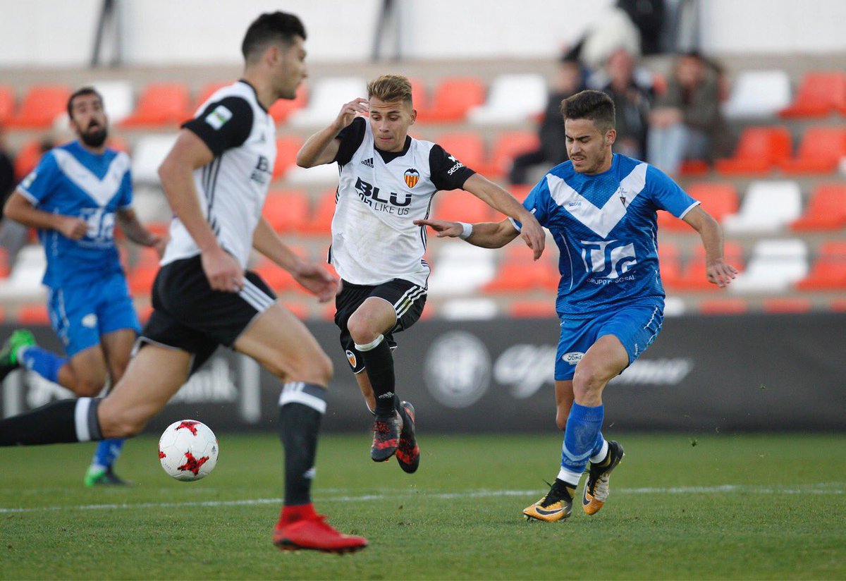 franvillalba10's tweet photo. No hemos podido lograr la victoria ante el @CF_Badalona pero seguimos sumando 💪🏼🦇 Vamos EQUIPO, el jueves tenemos otra oportunidad 👊🏼🔜👀 #VCFMestalla #AmuntValencia @valenciacf https://t.co/BRXSpa1VcC