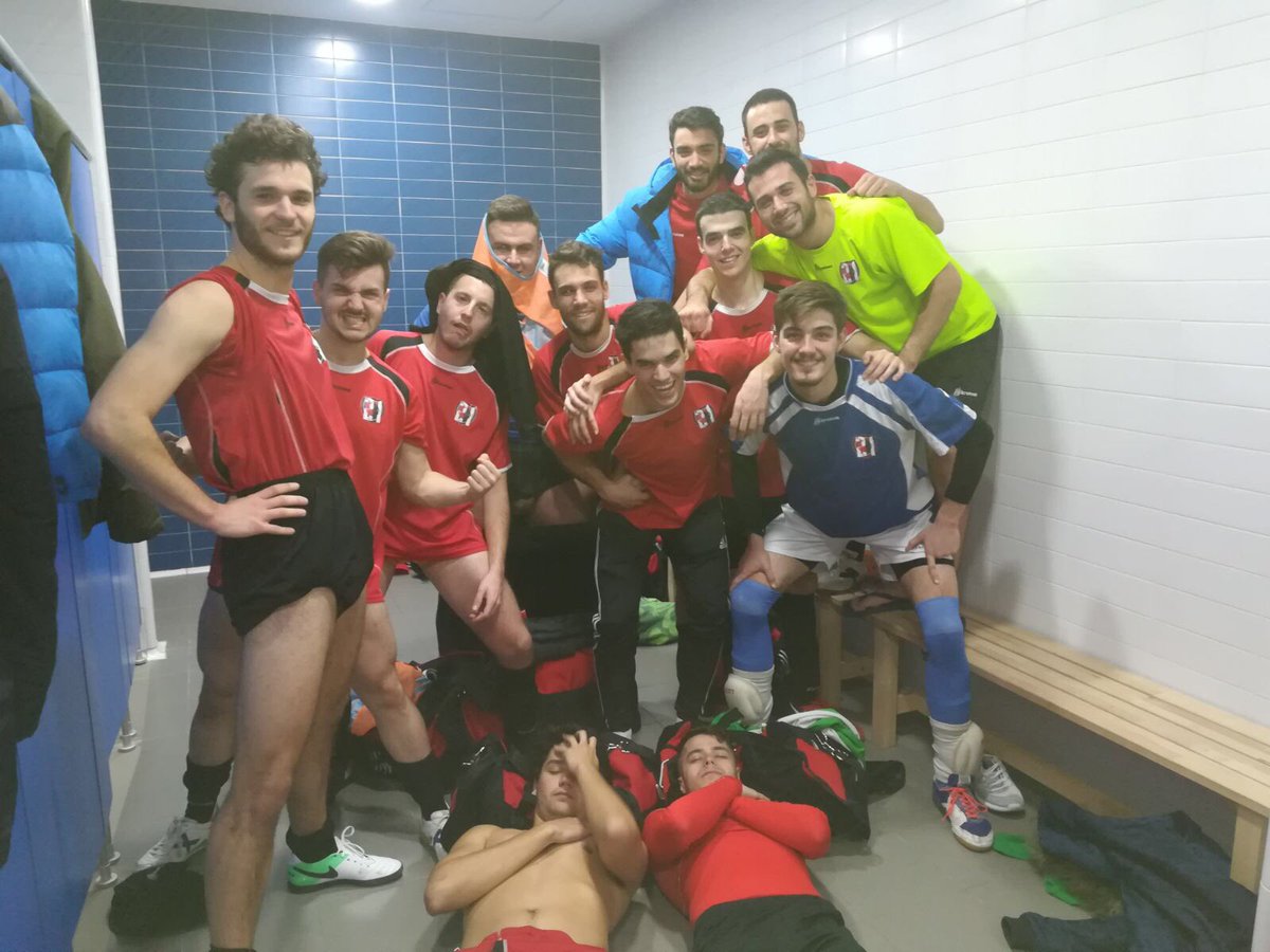 Distrito21_FS's tweet photo. Somos el mismo equipo que empezó  la 3ra división con varias derrotas y ocupando el último puesto. Hoy sumamos cuatro victorias consecutivas. #123distrito ⚫️🔴⚫️🔴 https://t.co/Ecul6ONclW