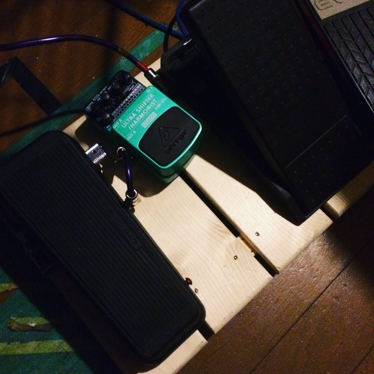 ZX_NKr's tweet photo. 範疇柄. エフェクトボードを引き出しに置いて, ワウ等ペダルは足元. 2x4木材でボード自作しようと思ったら. こんな小さいスノコあるののな. 黒く塗ったり色々する. https://t.co/iq1GQNEY1v