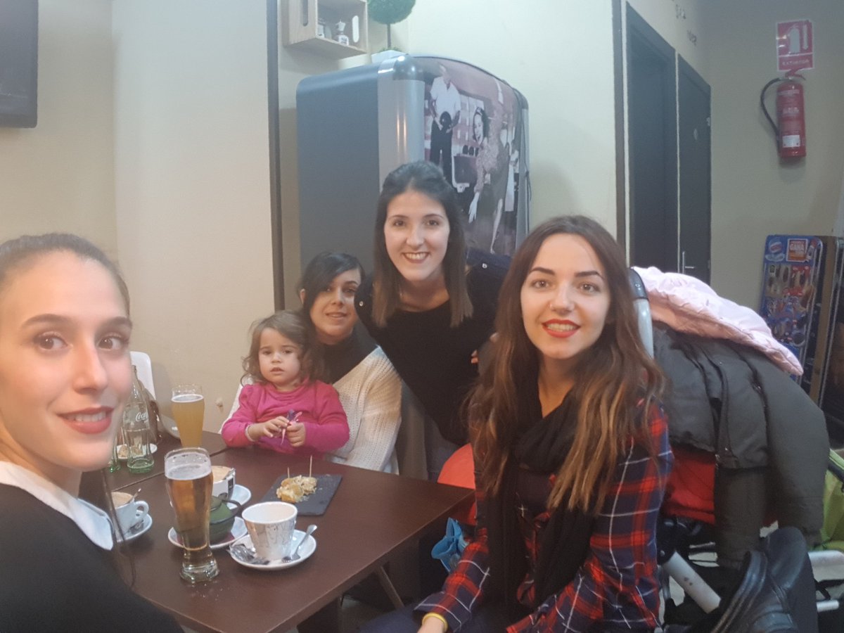 tlpichu's tweet photo. Con mis chicas https://t.co/nkN1Jb9MDo