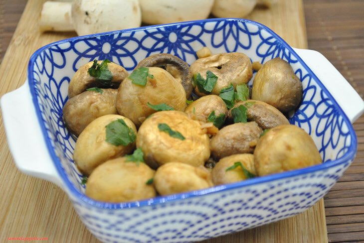 cofooders's tweet photo. #Recette via @RameneLaPopotte 🍄 Champignons relevés à l'ail et au piment 👉https://t.co/JlxJLv4d7U #champignons #cuisine #recettefacile #aperitifs #ail'#piment #simpleetbon https://t.co/HsIZj3WXMy