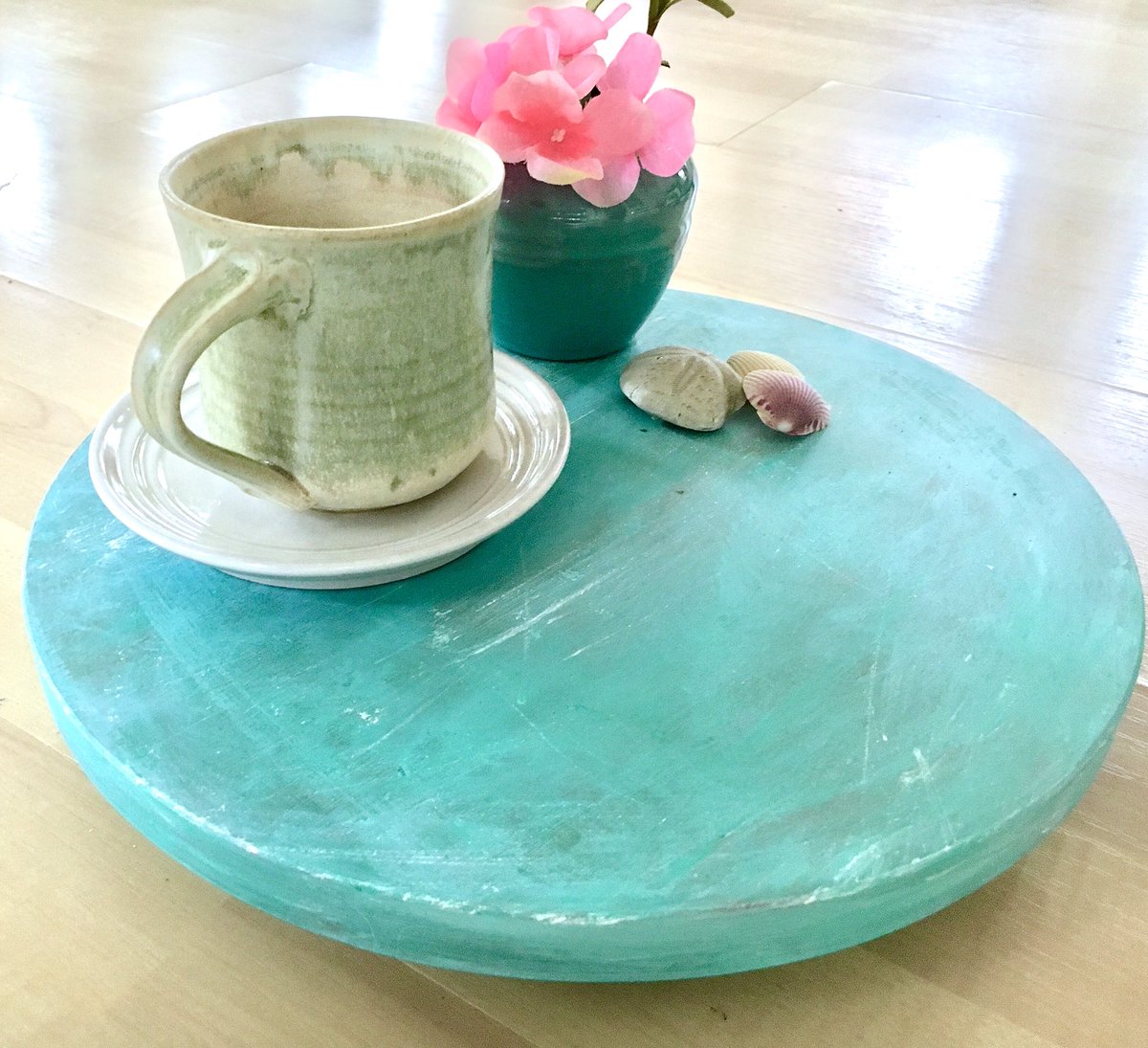 sweep_of_sand's tweet photo. Adorable lazy Susan for instant kitchen charm. 
https://t.co/6ROkEAvcjQ
#sweepofsand 
#lazysusan #chalkpaint #shabbychic #shabbydecor #upcycled #Handmade #beachdecor #beachlover #cottagedecor #moderncottage #rusticdecor #chalkpainted https://t.co/kiaVEXK1Ix