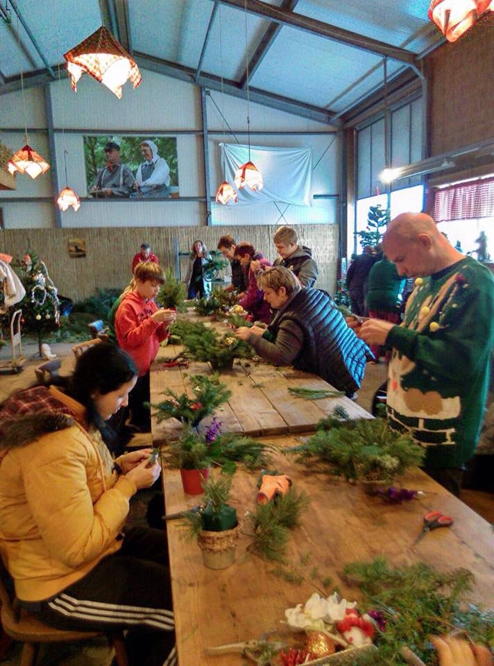 Vandaag kerststukjes gemaakt bij de Florahoeve. Een voor jezelf en een voor een oudere in #roelofardensveen.   #mooi gebaar!