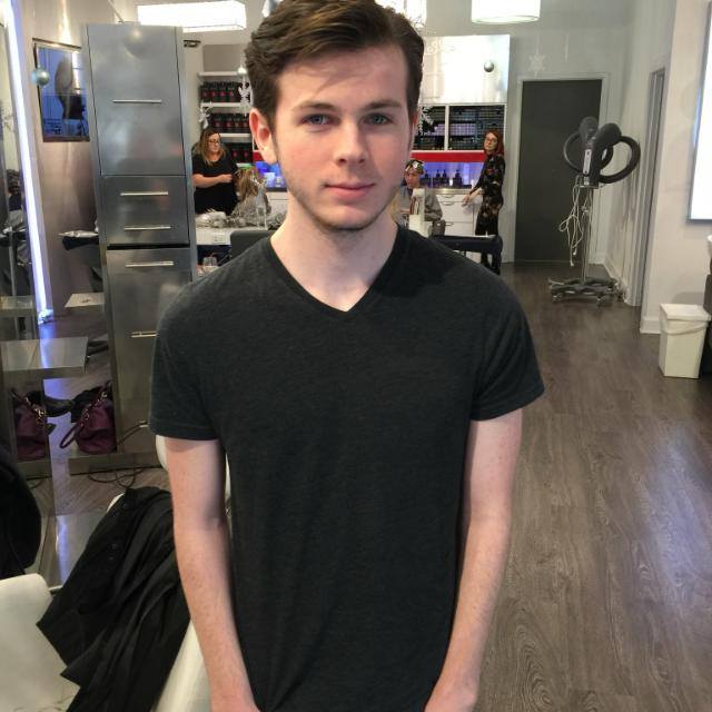 w4lkers_dead's tweet image. chandler cortou o cabelo não sei vcs, mas achei parecido com o logan