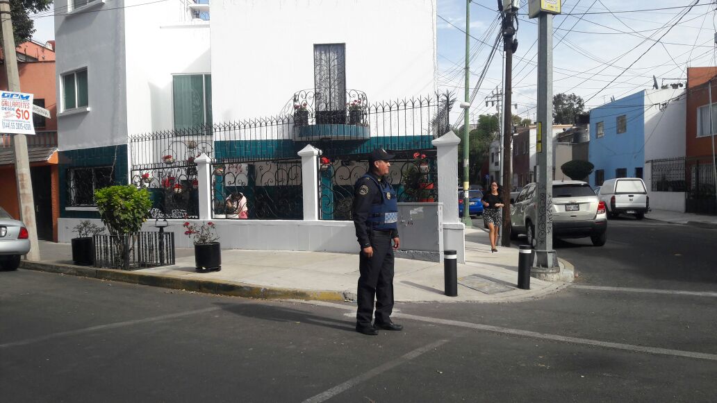 LMunicipio's tweet photo. @Col_NativitasDF Se realizaron visitas y entrevistas con vecinos y transeúntes para reforzar la seguridad con presencia policíaca en patrullas y personal pie tierra, se revisan las grabaciones del C2 con la cámara de Refugio y Virginia ID 2965 para dar con los responsables https://t.co/sIbyM03du6