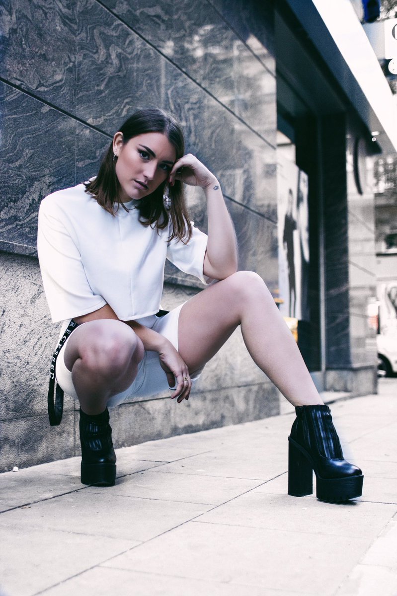Rachelsch94's tweet photo. Aún quedan muchos looks más💪🏽😋 
Con nuestra preciosa @sara_pinyol! 
Y en unos dias os mostraremos la sesión de la colección recessed Man😱!! 
Estamos impacientes, y vosotros? https://t.co/IvTcK7MG1u