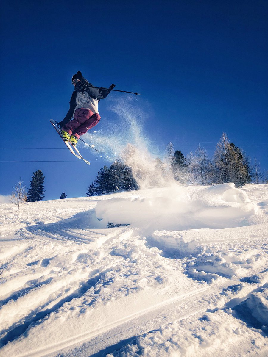 powpowsession's tweet photo. 1ere journée #ski de la saison et petit #shooting 👌🏼 Liberté de mouvement dans les sweat-shirts @powpowsession 😉 #clothing #ride #snow #frenchalpsproduct #ecooutdoor #ecofriendly https://t.co/rCnApkzKSs