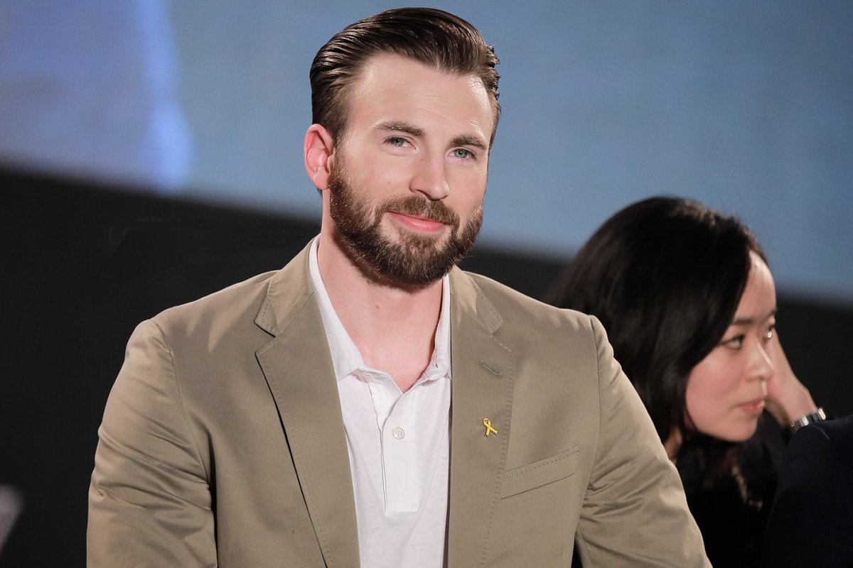 ChrisEvansForum's tweet photo. Christopher at the pretty mad Korean premiere of Age of Ultron. 2013 https://t.co/dUTpU7lXZn