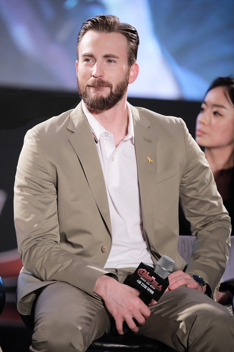 ChrisEvansForum's tweet photo. Christopher at the pretty mad Korean premiere of Age of Ultron. 2013 https://t.co/dUTpU7lXZn